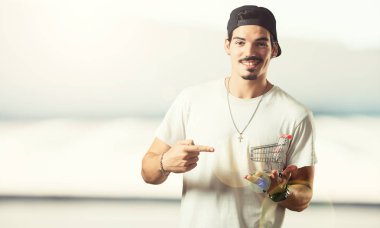 Genç rapçi dostum gülümseyen ve mutlu, holding alışveriş sepeti bir minyatür kavramı alışveriş, tüketim ve Noel, internet alışveriş ve Ticaret için kullanılabilir