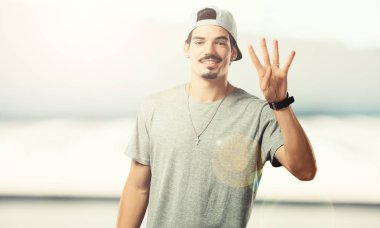 Genç rapçi adam gösterilen dört numaralı, sayma sembolü, matematik, kendinden emin ve neşeli kavramı