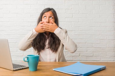 Ağız kapsayan ofisinde genç Hintli kadın