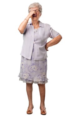 Kendinden emin ve başarılı rahat ve neşeli, gülen ve having fun, tam vücut kadın kıdemli hissediyor