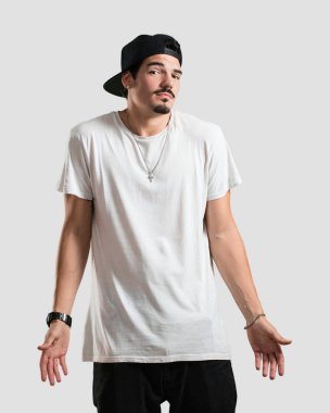 Şüphe ve shrugging genç rapçi adam omuzlar, kararsızlık ve güvensizlik, hakkında bir şey belirsiz kavram