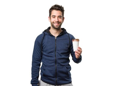 Beyaz arka plan üzerinde izole bir kahve tutan genç adam