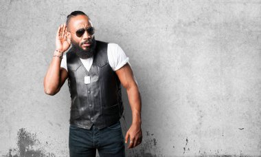 siyah adam gri arka plan üzerinde dinleme