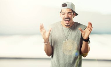 Rahat ve neşeli, gülen ve having fun, Genç rapçi adam kendinden emin ve başarılı hisseder