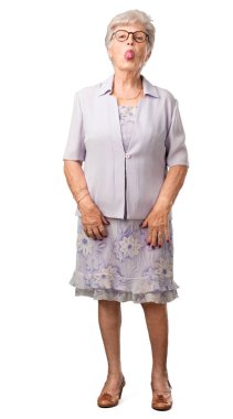 Tam vücut kadın kıdemli ifade güven ve duygu, eğlenceli ve dostu, dil oyun ya da eğlenceli bir işareti olarak gösterilen