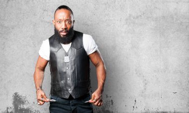 Zavallı bir jest yapan motosikletçi erkek