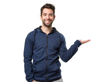 Beyaz arka plan üzerinde izole bir şey tutan genç adam