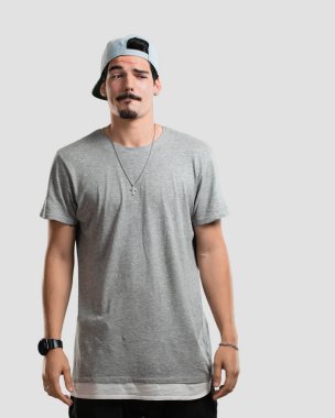 Genç rapçi adam şüphe ve karışık, düşünme, bir fikir ya da bir şey hakkında endişeli