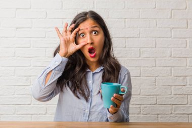 Genç Hintli kadın şaşırttı ve şok, geniş gözlü, teklif veya yeni iş heyecanlı arıyorum