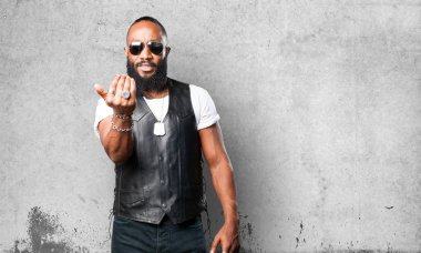 gri arka plan üzerinde siyah adam gel jest 