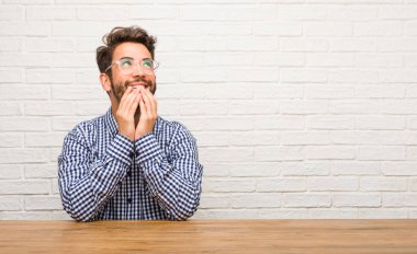 Şaşırttı ve şok beyaz delikanlı