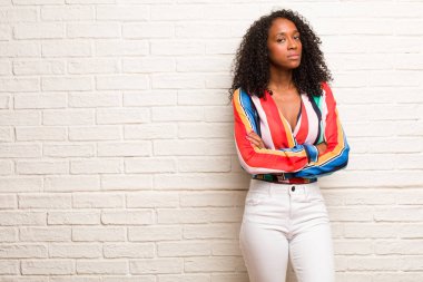 Genç kadın çok kızgın ve üzgün tuğla duvara geçti silah ile siyah