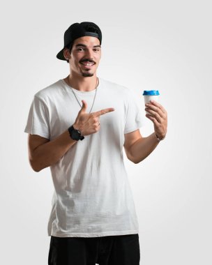 Bir kahve tutan genç rapçi adam neşeli ve hayati, yiyecek, İçecek, enerji, konsantrasyon ve zor iş kavramı götürün