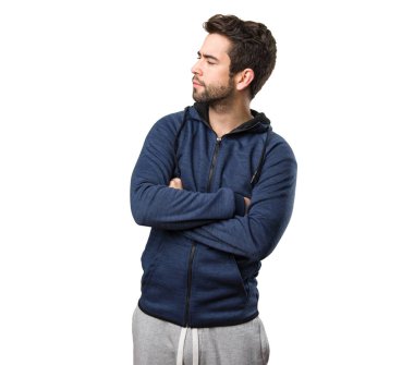 Genç adam beyaz arka plan üzerinde izole kollarını geçerken