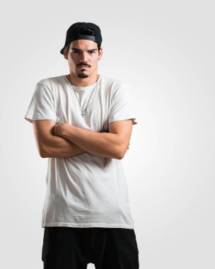 Öfkeli, negatif ve çılgın çığlık genç rapçi adam çok kızgın ve üzgün, çok gergin,