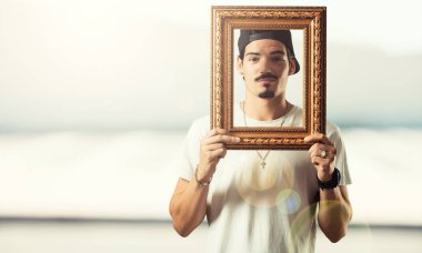 Gülümseyen ve rahat, Genç rapçi adam arayan bir çerçeve, komik ve yaratıcı fotoğraf, Fotoğrafçılık kavramı ile