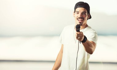 Bir olayın başvuran veya bir parti, bir mikrofon ile bir şarkı söylerken genç rapçi adam mutlu ve motive, zevk almak an