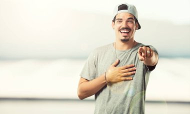 Genç rapçi bağırarak, gülen ve başka bir, kavramı alay alay adam ve uncontrol