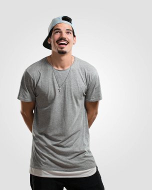 Ararken, bir şey eğlenceli düşünme ve bir fikir, hayal gücü, mutlu ve heyecanlı kavramı olan genç rapçi adam