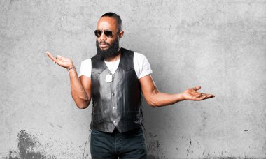 siyah adam gri arka plan üzerinde dengeleme 