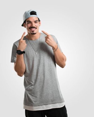 Genç rapçi adam gülümsüyor, ağız, işaret kavramının mükemmel dişler, beyaz dişler, neşeli ve neşeli bir tutum yoktur