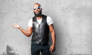 siyah adam gri arka plan üzerinde tutan