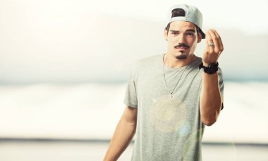 Tipik İtalyan jest, gülümseyen ve düz ileriye baktığımızda, simge veya el, çok doğal bir ifadeyle yapan genç rapçi erkek