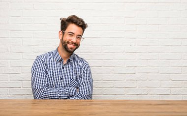 Beyaz delikanlı geçiş kollar, gülümseyen ve mutlu