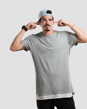 Eller, kızgın ve bazı ses işitme yorgun kulaklarıyla kapsayan genç rapçi adam