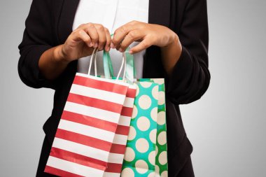 Alışveriş torbaları tutan latin iş kadın