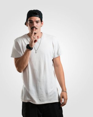 Bir sırrı saklamak veya soran sessizlik, ciddi bir yüz, itaat konsept genç rapçi adam