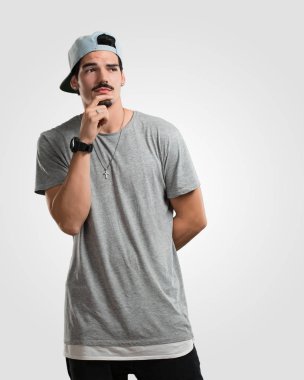 Genç rapçi adam şüphe ve karışık, düşünme, bir fikir ya da bir şey hakkında endişeli