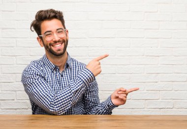 Beyaz delikanlı tarafına işaret otururken, gülümseyen bir şey, doğal ve rahat sunan şaşırttı