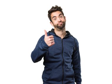 Beyaz arka plan üzerinde izole iyi jest yapan genç erkek