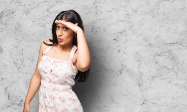 latin kadın çok gri arka plan üzerinde arıyor 