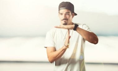 Bir zaman aşımı jest yapma yorgun ve bıkkın, Genç rapçi adam bir iş stresi nedeniyle, zaman kavramı son verilmeli