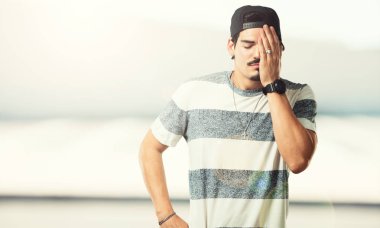 Endişeli ve bunalmış, unutkan, Genç rapçi adam fark bir şey ifade şok bir hata yapılmış olması