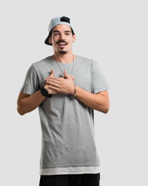 Birine aşık romantik bir jest ya da bir arkadaş için bir sevgi gösterisi genç rapçi adam