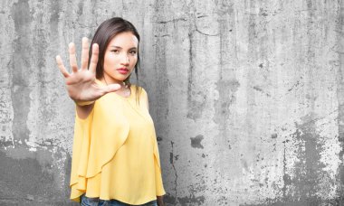 Asyalı kadın dur jest yapıyor