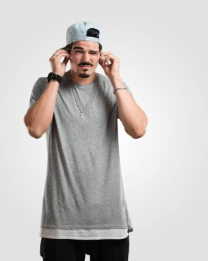 Eller, kızgın ve bazı ses işitme yorgun kulaklarıyla kapsayan genç rapçi adam