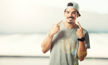 Genç rapçi adam gülümsüyor, ağız, işaret kavramının mükemmel dişler, beyaz dişler, neşeli ve neşeli bir tutum yoktur