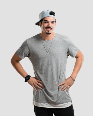 Genç rapçi adamla ayakta, rahat ve gülümseyen, çok olumlu ve neşeli kalçalarına eller