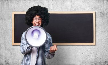 Afro adam tarafından megafon bağırarak