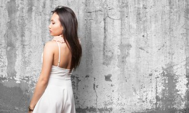 beyaz elbise gri grunge arka planı geriye dönük Asyalı kadın