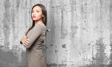 Asyalı kadın gri grunge arka plan üzerinde poz