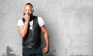 gri arka plan üzerinde siyah deliye