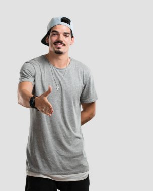 Birisi ya da el hareketi, mutlu ve heyecanlı yardımcı olmak için selamlıyorum uzanarak genç rapçi adam