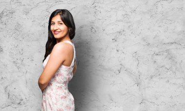 gri arka plan üzerinde mutlu latin kadın 