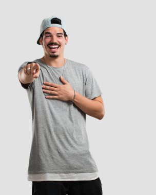 Genç rapçi bağırarak, gülen ve başka bir, kavramı alay alay adam ve uncontrol