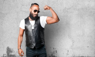 gri arka plan üzerinde güçlü siyah adam 